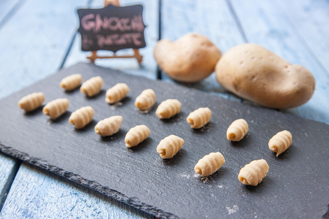 Gnocchi di patate freschi su un tavolo di legno, pronti per essere cucinati.
