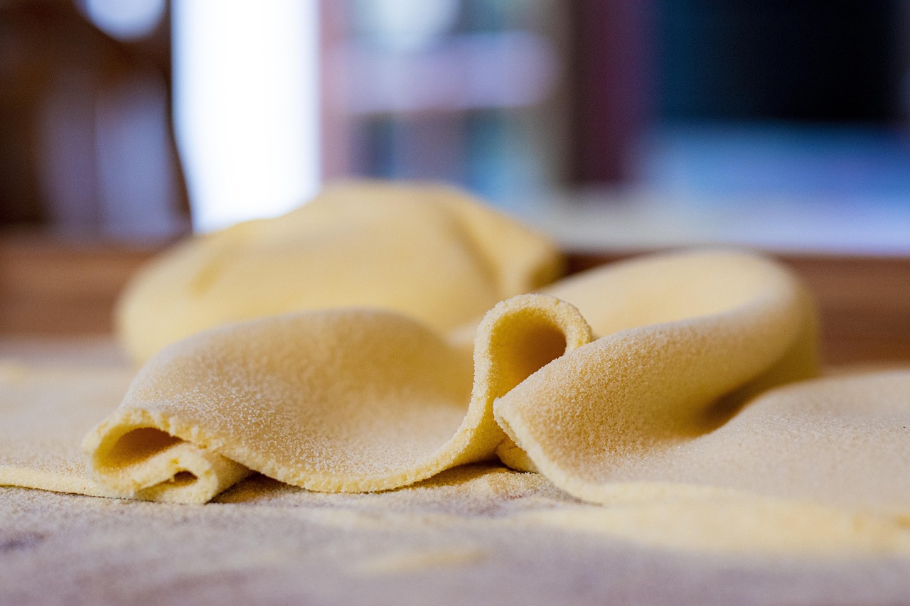 Tortelli di zucca mantovani ripieni, serviti con burro fuso e salvia in un piatto tipico.