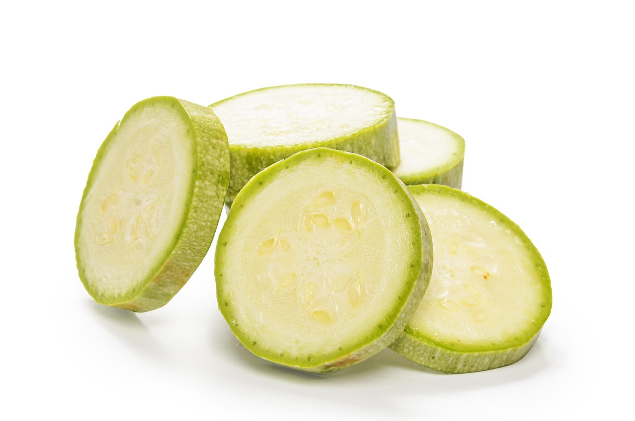 Zucchine trifolate in padella, con un aspetto succoso e dorato, pronte da servire.