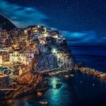 Vista notturna di un luogo incantevole in Italia, illuminato da luci magiche e atmosfera suggestiva.