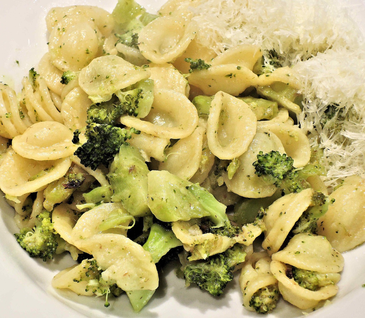 Piatto di pasta con broccoli e salsiccia, ricco di gusto e colori appetitosi.