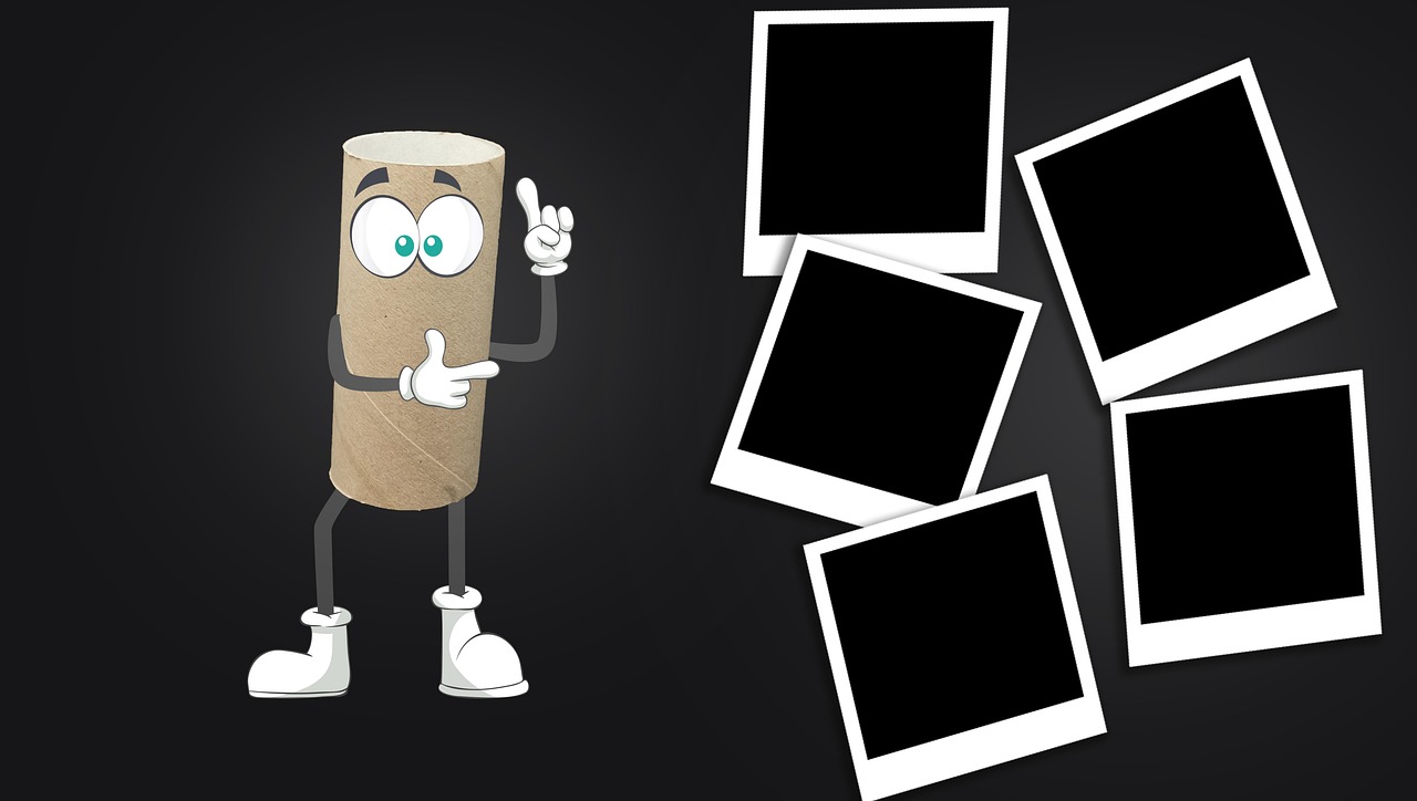 Rotoli di carta igienica vuoti disposti su un tavolo, pronti per essere riutilizzati in progetti creativi.